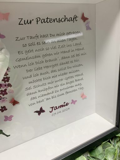 Kinderhand- und Fuß im Rahmen