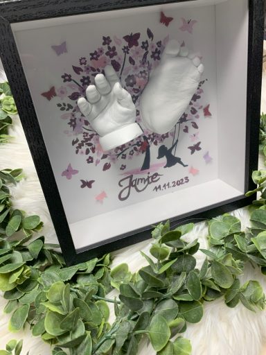 Kinderhand- und Fuß im Rahmen
