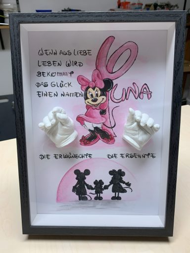 Kinderhände im Rahmen