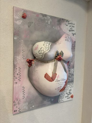 Gipsbauch auf Leinwand